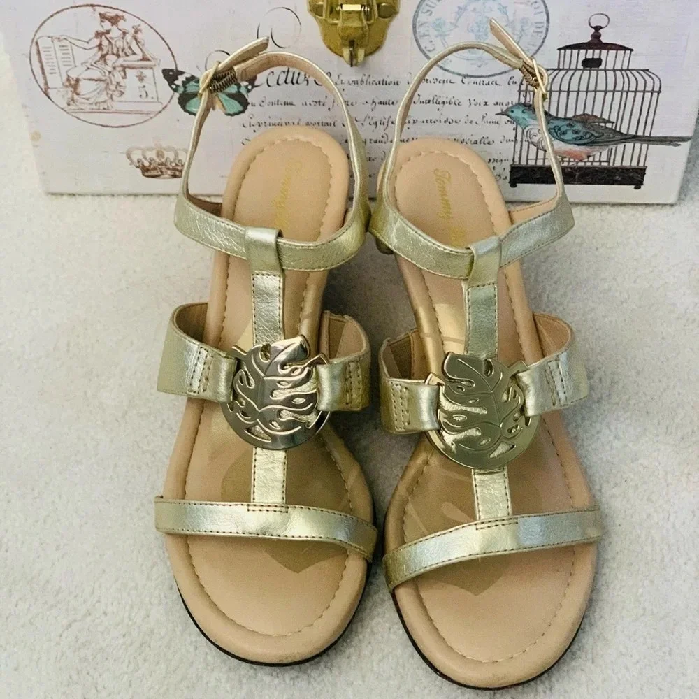 TOMMY Bahama Wedges, gold T-strap, 7